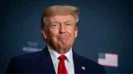 Trump afirma que hubo "cambio de régimen" en Irán y asoma toma de su infraestructura petrolera