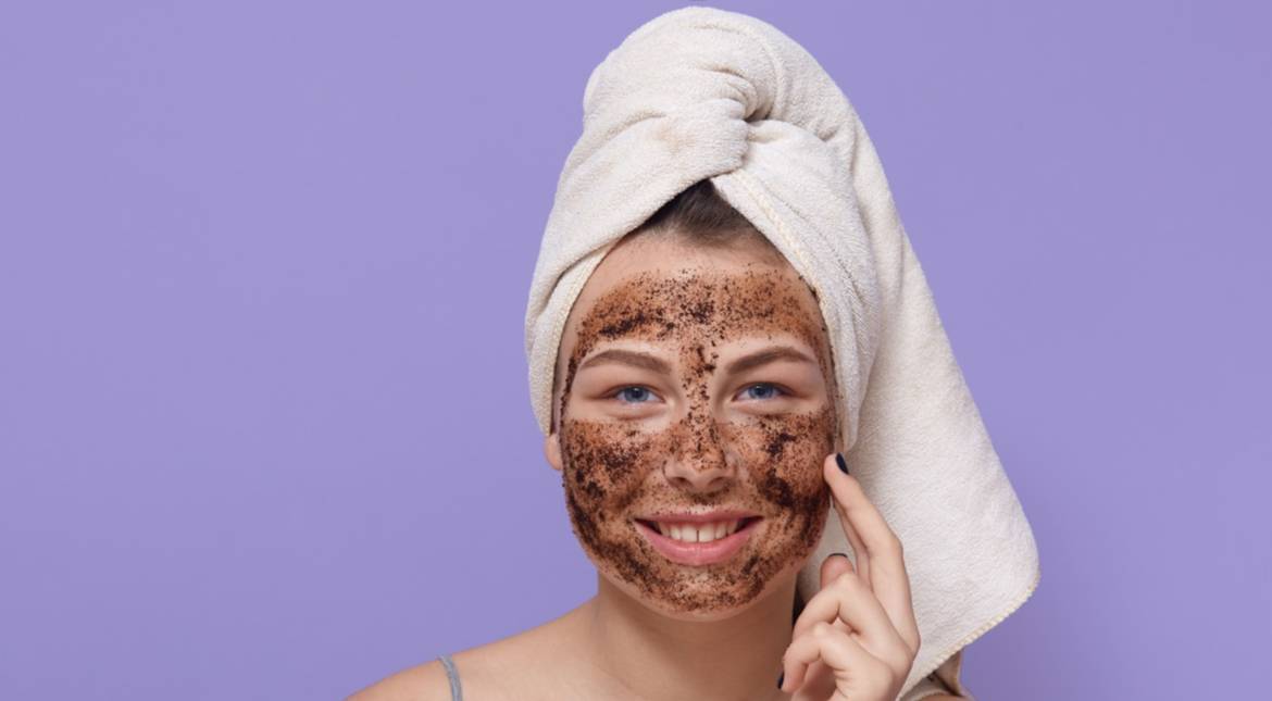 Aprende a preparar un exfoliante casero con manzana: así debes aplicarlo para regenerar la piel