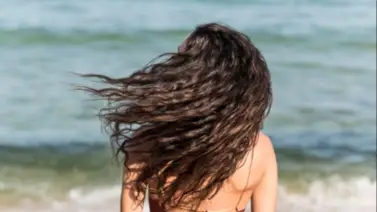 Melena bajo el sol en los días de playa: guía práctica para proteger tu cabello del mar y el calor Melena bajo el sol en los días de playa: guía práctica para proteger tu cabello del mar y el calor
