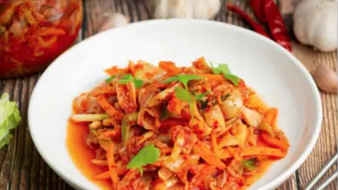El poder del kimchi: conoce cómo este alimento coreano trabaja contra los efectos del plástico dentro de tu cuerpo El poder del kimchi: conoce cómo este alimento coreano trabaja contra los efectos del plástico dentro de tu cuerpo