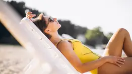 Estos son los cinco errores más comunes que cometes al tomar sol: alerta, porque tu piel envejece más rápido