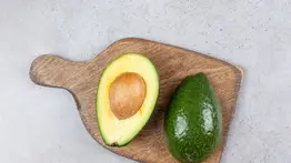 Mascarilla de aguacate y aceite de almendras para recuperar el brillo del cabello: así debes aplicarla para aprovechar su efecto