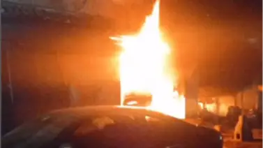 Incendio en taller mecánico en Coche deja un fallecido: las imágenes muestran un vehículo en llamas Incendio en taller mecánico en Coche deja un fallecido: las imágenes muestran un vehículo en llamas