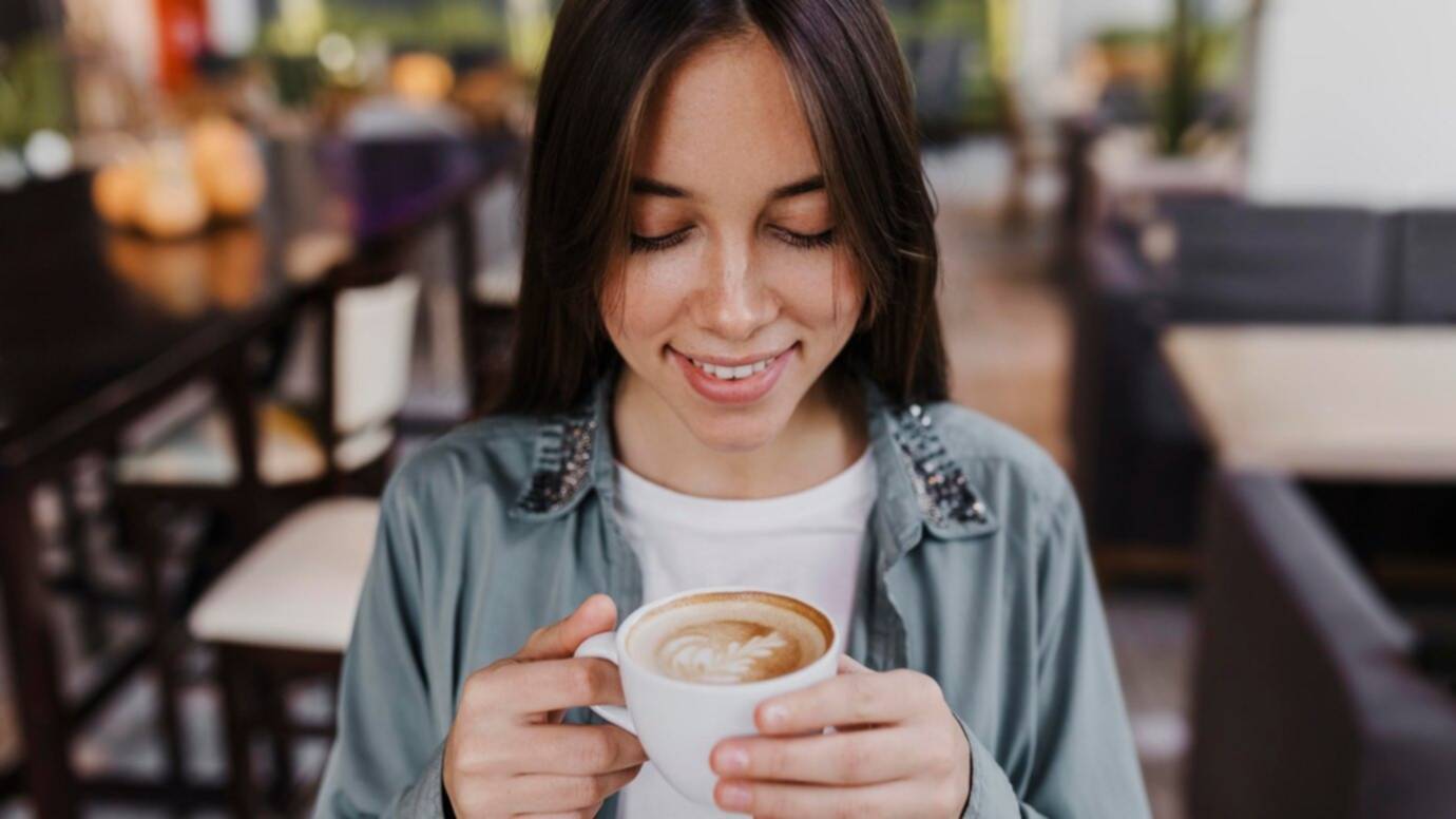 Las tres especias que neurólogo estadounidense recomienda colocarle al café de la mañana