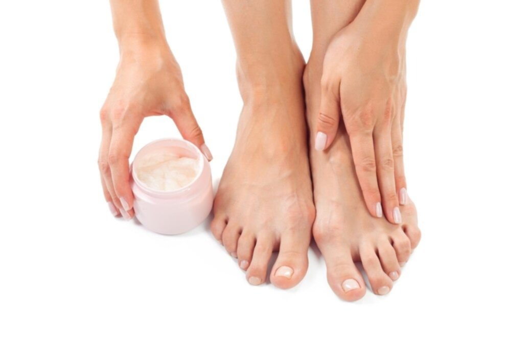 Repara los talones agrietados con esta crema casera de aloe vera y aceite de coco