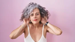 Tiñe las canas de forma natural: así debes aplicar el tinte de manzanilla y cúrcuma