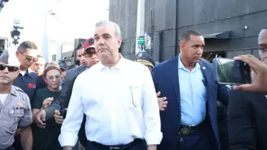 Colapso en Jet Set: presidente Luis Abinader y su esposa recorren inmediaciones Colapso en Jet Set: presidente Luis Abinader y su esposa recorren inmediaciones