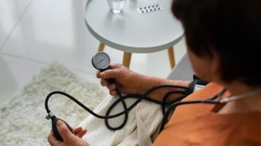 Baja la presión arterial en casa: así debes consumir el agua de ajo