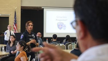 Policía en Dallas lanza programa que busca remediar la falta de confianza entre la policía y los hispanos 