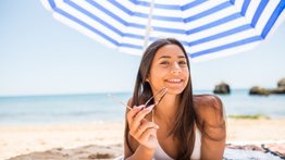 El bloqueador solar no basta: 10 tips para protegerte del sol en la playa