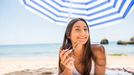 El bloqueador solar no basta: 10 tips para protegerte del sol en la playa