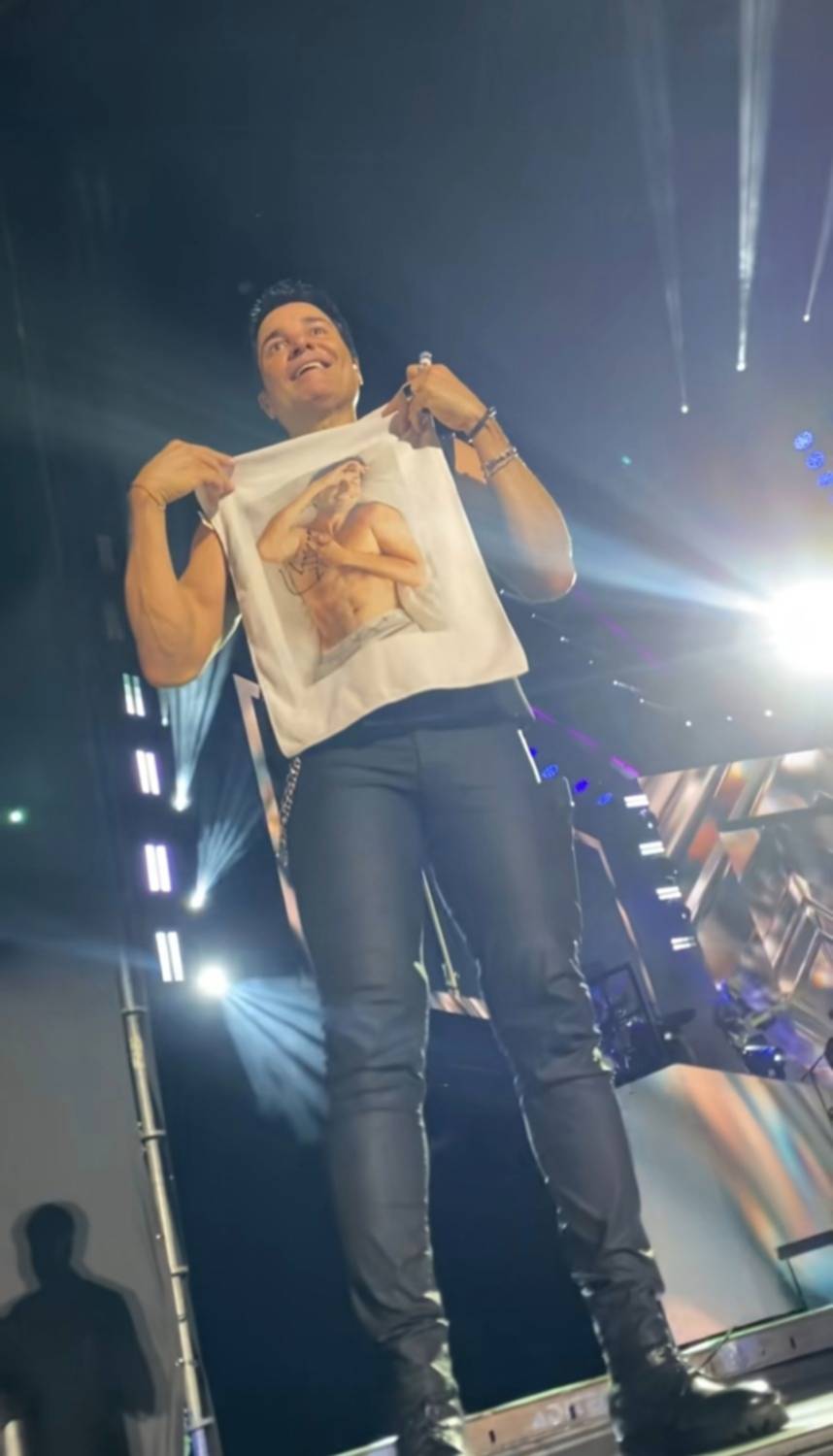 La reacción de Chayanne al verse semidesnudo en una toalla durante un concierto