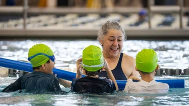 Programa de natación gratuito: una oportunidad para las familias hispanas de Nueva York