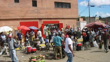 Todo lo que puedes comprar con $25 en el Mercado de Coche: a ciertas horas rematan la mercancía