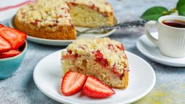 ¡Sin horno! Prepara un delicioso bizcocho de fresa y miel con cinco ingredientes