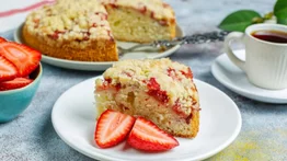 ¡Sin horno! Prepara un delicioso bizcocho de fresa y miel con cinco ingredientes