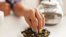 Fortalece tus uñas para enfrentar la playa con té verde: aliado económico