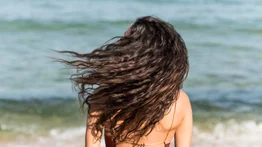 Antes, durante y al salir del mar: tips fáciles y económicos para cuidar tu cabello en la playa