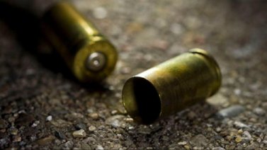 Venezolanos amenazan a funcionario policial: dejan una corona de flores en su vivienda