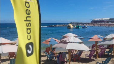 Cashea llega a orilla de playa en La Guaira: podrás alquilar toldos y comer pagando por cuotas