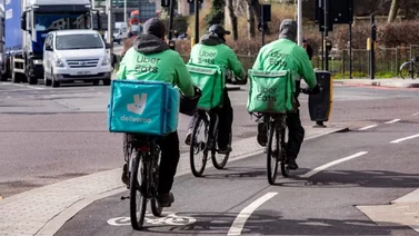 Cuentas ilegales de Uber, DoorDash y Deliveroo se ofertan en Facebook: usuarios en riesgo