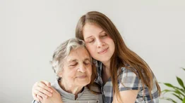 Cáncer en la tercera edad: la comunicación abierta y la integración familiar son primordiales