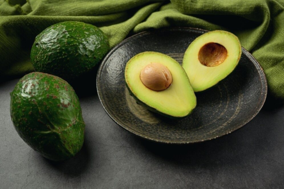 Crema antiarrugas a base de aguacate y aceite de coco: así debes aplicarla