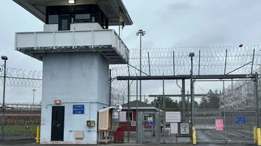 Matan a golpes a un recluso en cárcel de Nueva York: diez guardias están acusados