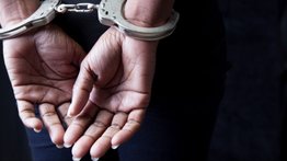 Arrestan a maestra en Texas por delitos sexuales: fue denunciada por un exalumno
