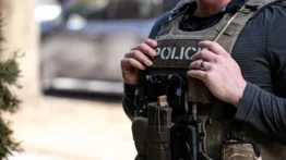 ICE se defiende de los comentarios en redes sociales: explica por qué rompieron el vidrio de un vehículo durante arresto en Massachusetts