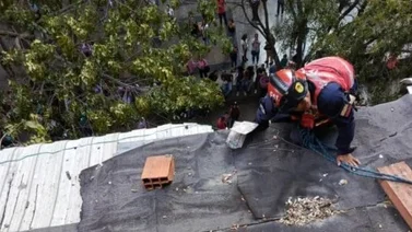 Hombre amenaza con saltar de 15 metros de altura en Caracas: bomberos logran rescatarlo