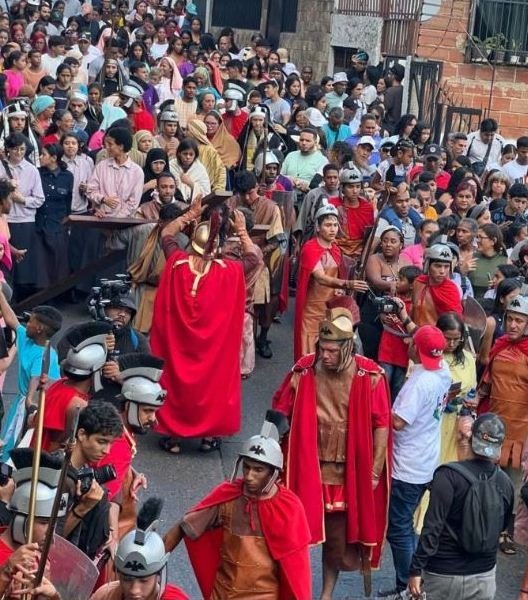 En Fotos: así vivieron los petareños la tradición del Viacrusis