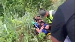 Accidente de tránsito en la vía a Los Caracas deja tres adultos y una bebé lesionada: los rescataron con cuerdas desde el barranco