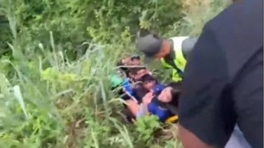 Accidente de tránsito en la vía a Los Caracas deja tres adultos y una bebé lesionada: los rescataron con cuerdas desde el barranco