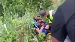 Accidente de tránsito en la vía a Los Caracas deja tres adultos y una bebé lesionada: los rescataron con cuerdas desde el barranco