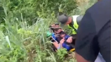 Accidente de tránsito en la vía a Los Caracas deja tres adultos y una bebé lesionada: los rescataron con cuerdas desde el barranco