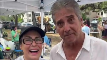 Miami: Guillermo Dávila sorprende a Alba Roversi en su arepera