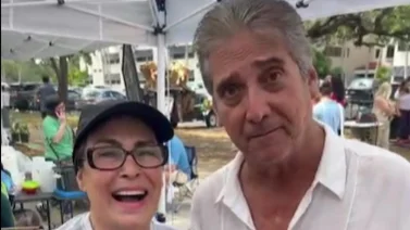Miami: Guillermo Dávila sorprende a Alba Roversi en su arepera