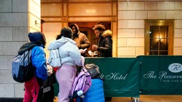 Nueva York dejará de reubicar a familias inmigrantes en albergues: fecha de la medida