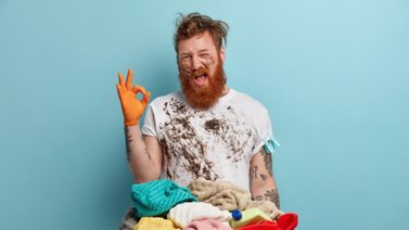 Adiós al cloro: cuatro fórmulas sencillas y baratas para desmanchar la ropa