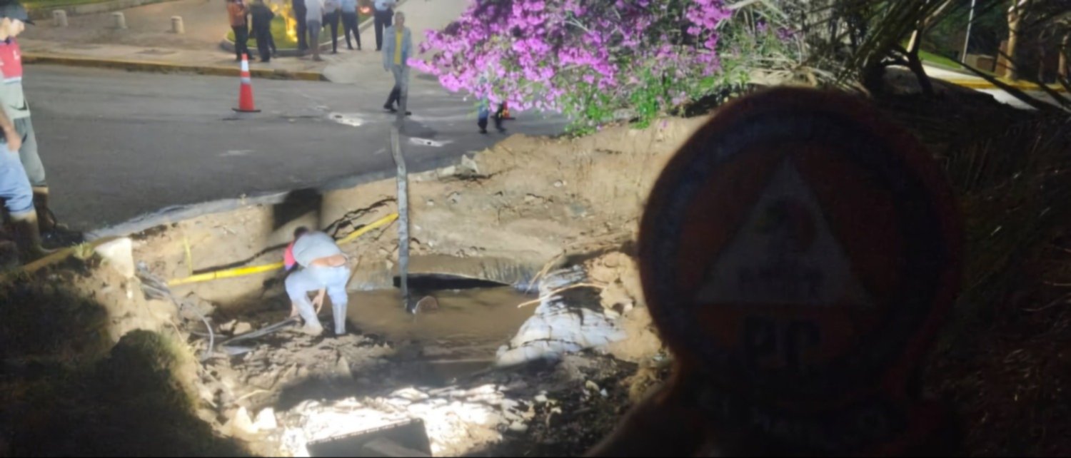 Rotura de tubería matriz causa destrozos en avenida principal de Los Naranjos este 20 de abril Rotura de tubería matriz causa destrozos en avenida principal de Los Naranjos este 20 de abril