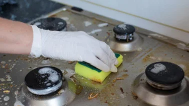 Cuatro ingredientes: prepara esta fórmula para desengrasar tu cocina
