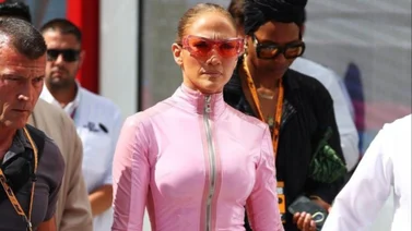 Jennifer Lopez deslumbra en la Fórmula 1 con un look de Barbie futurista 