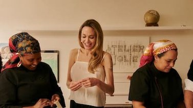 Angelina Jolie se pone el delantal y aprende a hacer arepas venezolanas de la mano de una chef criolla 