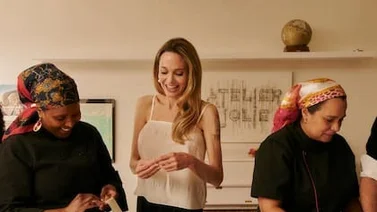 Angelina Jolie se pone el delantal y aprende a hacer arepas venezolanas de la mano de una chef criolla 