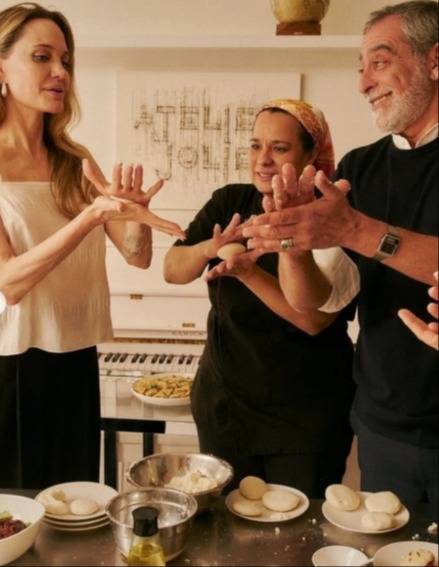Angelina Jolie se pone el delantal y aprende a hacer arepas venezolanas de la mano de una chef criolla 