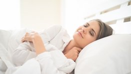Incluir este alimento en la cena te ayudará dormir como un bebé