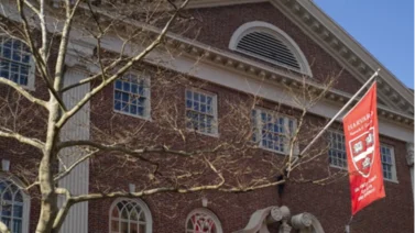 Harvard demanda al Gobierno de Trump: busca recuperar los fondos congelados
