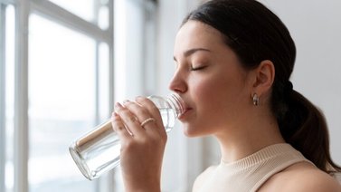 Hasta previene infecciones urinarias: más razones para tomar más agua por día