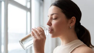 Hasta previene infecciones urinarias: más razones para tomar más agua por día